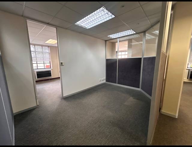 427M² OFFICE TO LET IN LYME PARK
